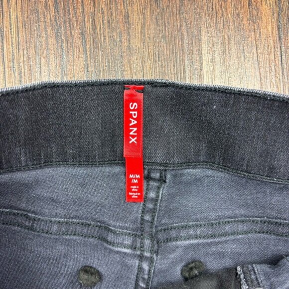 SPANX Straight Leg Pull On Jeans Black Wash Distressed Women’s Size Medium - Picture 5 of 10